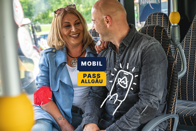 Ein Paar sitzt lächelnd in einem Linienbus. Als Grafik auf dem Bild befindet sich eine Illustration des Angebots "Mobil Pass Allgäu"