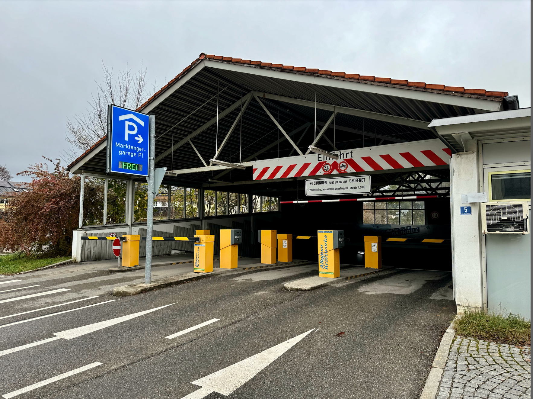 Außenansicht der Einfahrt zur Tiefgarage am Marktanger in Sonthofen. 