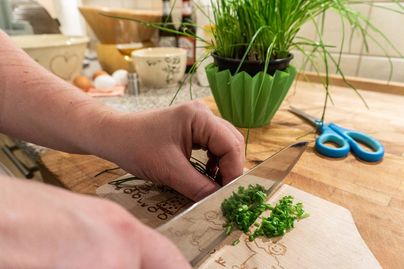 Die Allgäuer Kässpatzen werden mit Schnittlauch garniert. Der Schittlauch wird dafür in feine Stückchen gehakt.